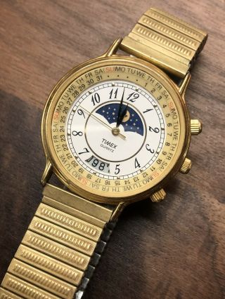 (127) Vintage Timex Quartz Moonphase Gents Wristwatch