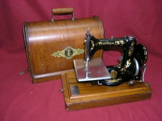 Antique 1905 Singer 24 Chain Stitch Hand Crank Sewing Machine W/ Bentwood Case