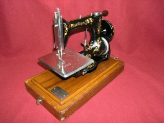Antique 1905 Singer 24 Chain Stitch Hand Crank Sewing Machine w/ Bentwood Case 3