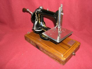 Antique 1905 Singer 24 Chain Stitch Hand Crank Sewing Machine w/ Bentwood Case 5