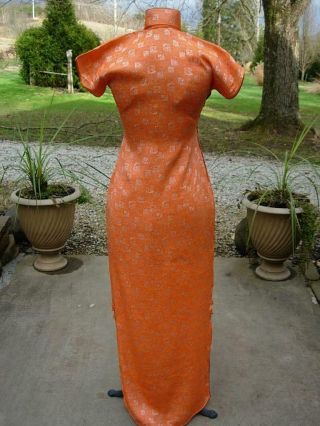 A OLD 1930S CHINESE CORAL COLOR SILK BROCADE CHEONGSAM,  QIPAO 2