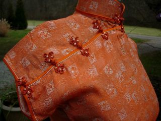 A OLD 1930S CHINESE CORAL COLOR SILK BROCADE CHEONGSAM,  QIPAO 4