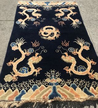AN AWESOME ANTIQUE VINTAGE DESIGN DRAGON CHINESE RUG 5