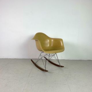 Vintage Eames Herman Miller Rar Rocking Chair In Light Ochre 2947