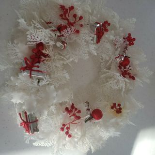 Vintage Mid Century Winter White Kitschy 18 " Plastic - Christmas Wreath Red