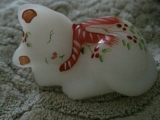 Vintage Fenton White Satin Red Holly Berry Christmas Figurine Sleeping Cat