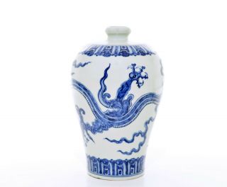 A Fine Chinese Blue and White Porcelain Vase 4
