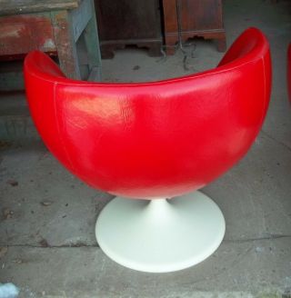 MID CENTURY JOE COLOMBO RED VINYL EGG SHELL SPACE AGE SWIVEL TUB CHAIRS 5