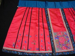 A GOOD ANTIQUE CHINESE EMBROIDERED RED SILK SKIRT 2