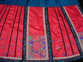 A GOOD ANTIQUE CHINESE EMBROIDERED RED SILK SKIRT 3