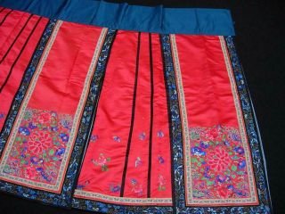 A GOOD ANTIQUE CHINESE EMBROIDERED RED SILK SKIRT 4