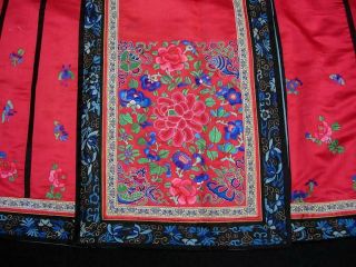 A GOOD ANTIQUE CHINESE EMBROIDERED RED SILK SKIRT 5