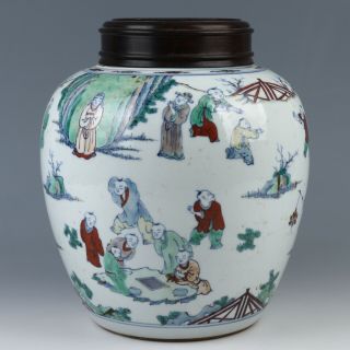 Antique Chinese Porcelain Figures Jar Pot with Wood Cover 3