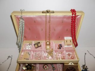 VINTAGE MELE JEWELRY BOX WITH ASSORTED VINTAGE JEWELRY HINGED LID 3