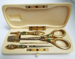 FANTASTIC ANTIQUE 19TH CENTURY 1875 SOLID SILVER GILT & JEWELLED ETUI SEWING SET 4