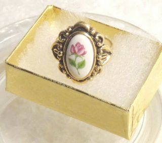 Vintage Signed Avon Jewelry Gold Tone Porcelain Rose Floral Ring Sz 7 Gift Box