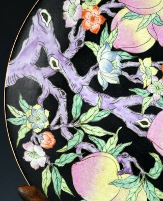 FINE LARGE CHINESE FAMILLE ROSE NOIR ENAMEL NINE PEACHES CHARGER PLATE & STAND 3