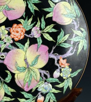 FINE LARGE CHINESE FAMILLE ROSE NOIR ENAMEL NINE PEACHES CHARGER PLATE & STAND 5