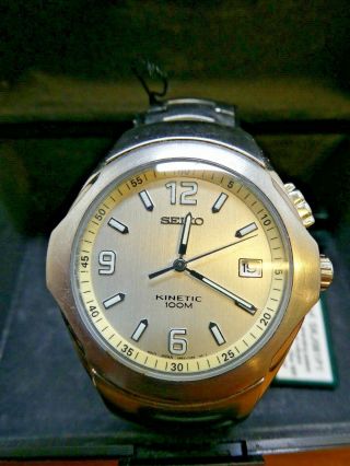 (1) Vintage Sieko Kinetic 100m Stainless Steel Water Resistant Wristwatch