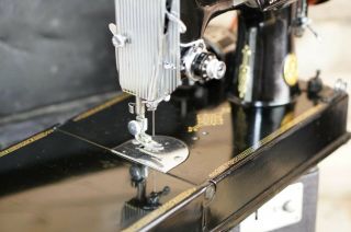 Antique Vintage Singer Featherweight Model 221 - 1 Sewing Machine — 5