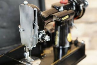 Antique Vintage Singer Featherweight Model 221 - 1 Sewing Machine — 6