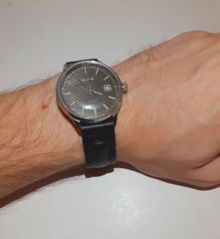 Vintage Soviet men ' s wrist watch SLAVA 2414 with date 2