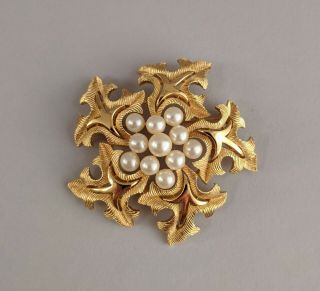 Vintage Signed Crown Trifari Round Brooch Gold Tone Thistle Leaves W/ Faux Pearl