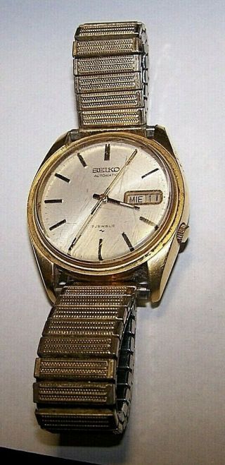 Vintage Seiko 17 Jewel Automatic Mens Watch From Estate.  Runs.  Date And Date