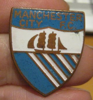 Manchester City F.  C Vintage 1970s Era Metal & Enamel Football Pin Badge