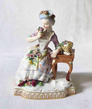 Fine Quality Antique 19th Century Meissen Porcelain Figure A Lady In A Parlour