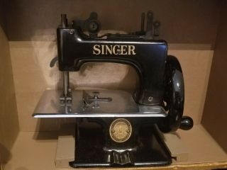 Antique Singer SEWHANDY Child ' s Toy Sewing Machine No.  20 with Case 4