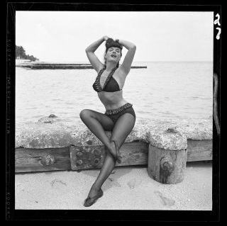 Bettie Page Vintage Origl1954 Camera Negative Bunny Yeager Beach Bikini Pin - Up