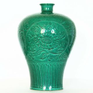 A Chinese Antique Green Glaze Porcelain Vase