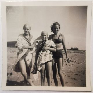 Vintage Snapshot Photo: Young Woman And Two Girls Ready From A Swim 1949 Fo.  940