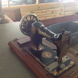 Jones (HAND CRANK) Sewing Machine (ANTIQUE) Late 1800 ' s or Early 1900 ' s 2