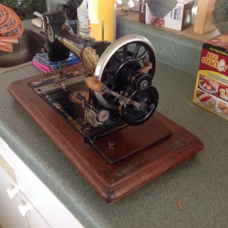Jones (HAND CRANK) Sewing Machine (ANTIQUE) Late 1800 ' s or Early 1900 ' s 3