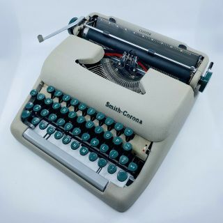 Nicely Restored Vintage 1958 Smith - Corona Clipper Typewriter,  Tom Hanks