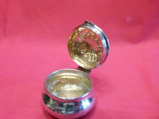 LOVELY FRENCH C1880 SOLID SILVER GILT PINCH POT,  SNUFF BOX WITH CHAIN ATTACHMENT. 2