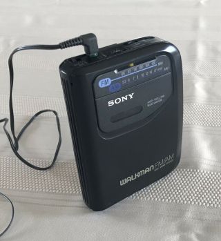 Vtg Sony Walkman Wm - Fx101 & Sony Headphones Mdr - W08 Cassette Player Am/fm Radio