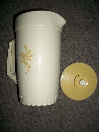 Tupperware Vintage 1 Quart Almond Yellow Tan Sunburst Pitcher Push Button Lid