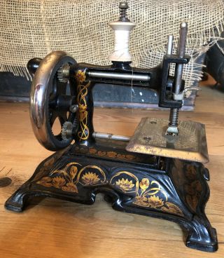 ANTIQUE MULLER CHILDS CAST IRON SEWING MACHINE MODEL NUMBER 15 Gold Flowers 6