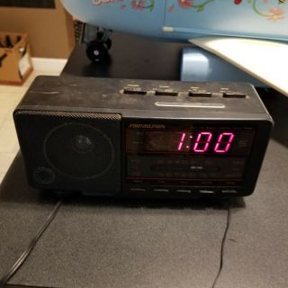 Vintage Soundesign 3646 Black Am/fm Clock Radio,  Sleep Mode