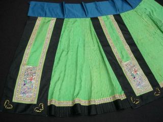 AN ANTIQUE CHINESE EMBROIDERED GREEN SILK SKIRT 2