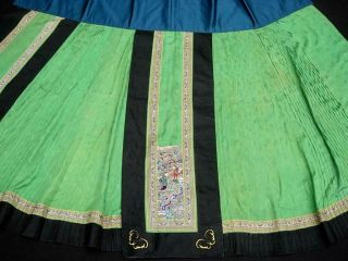 AN ANTIQUE CHINESE EMBROIDERED GREEN SILK SKIRT 3