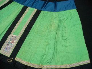 AN ANTIQUE CHINESE EMBROIDERED GREEN SILK SKIRT 4