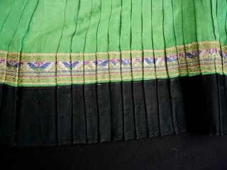 AN ANTIQUE CHINESE EMBROIDERED GREEN SILK SKIRT 6