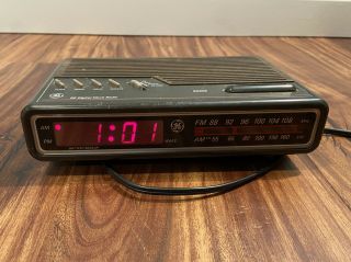 Vintage Ge / General Electric Alarm Clock Radio Am/fm Model 7 - 4612a Tested/works