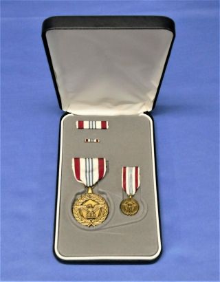 Vintage Us Defense Meritorious Service Medal W/ribbon Lapel Pin Presentation Box