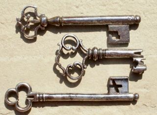 17th/18th Century French Wrought Iron Keys With Fine Bows