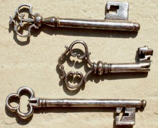 17th/18th century French wrought iron keys with fine bows 2